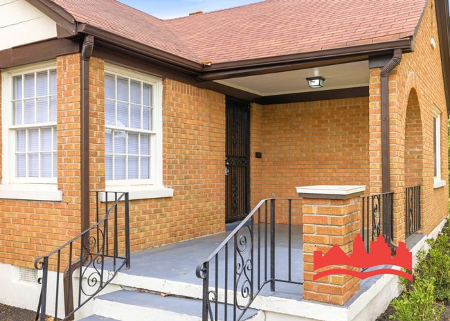 Building Photo - 755 E McKellar Ave