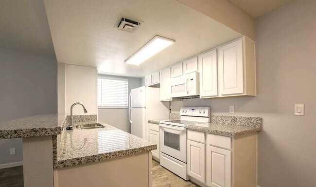 Foto del edificio - SPACIOUS EAST VALLEY LIVING IN PRIME MESA LOCATION WITH POOL ACCESS