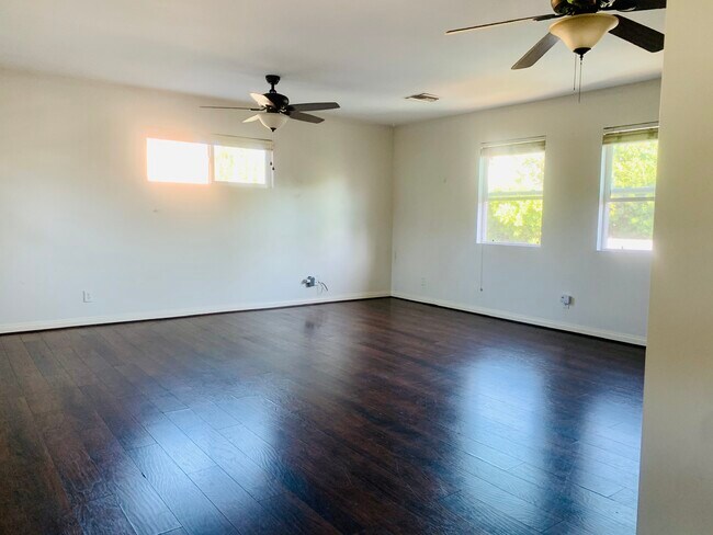 Building Photo - 4560 Simpson Ave