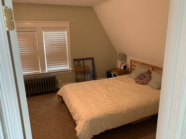 Bedroom x 2 - 313 S 15th Ave E