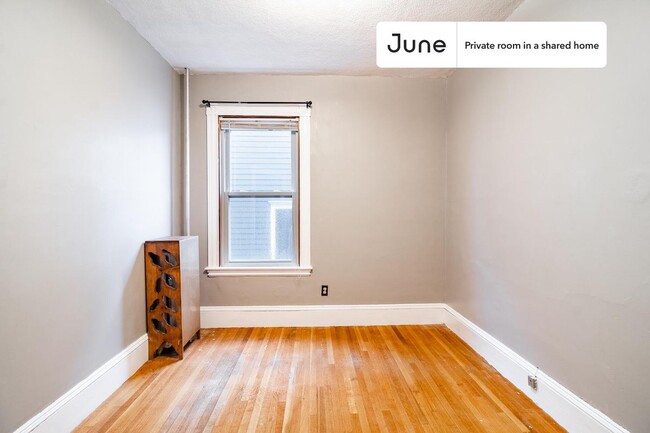 Building Photo - Private bedroom in 5 bed/1 bath Home