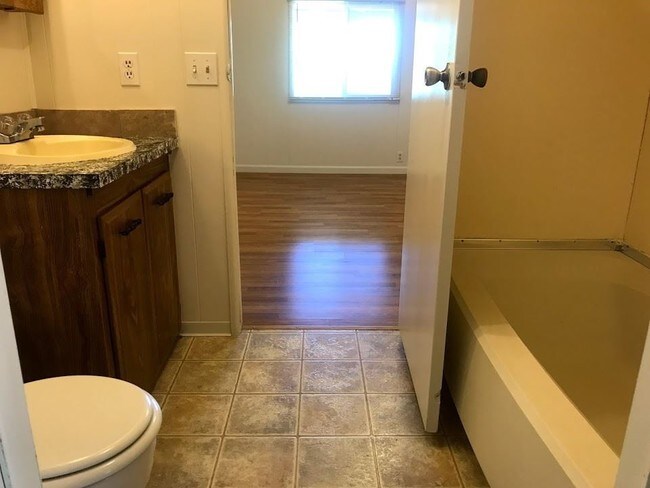 Foto del edificio - 2 br, 2 bath House - 451 NE Thelma Ave