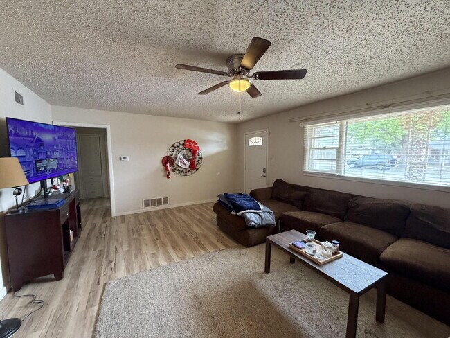 Building Photo - Spacious 4 Bed 2 bath in Central Lubbock! $250 visa gift card move in Special!