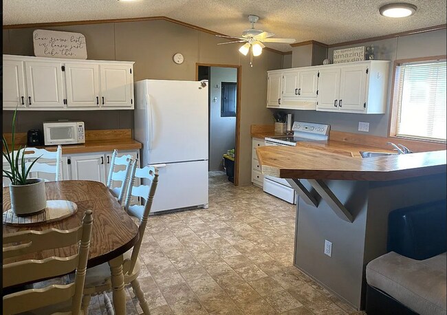 Building Photo - 3 bedroom, 2 full-bathroom mobile home in ...