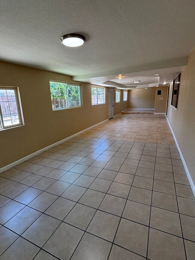 Foto del edificio - 9121 Eaglepoint Ln