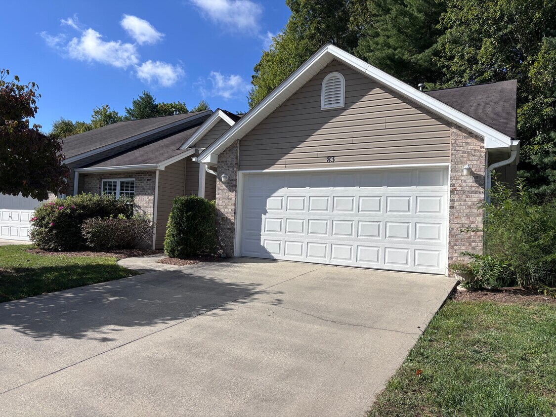 ¡Casa adosada en esquina! - 83 Birkshire Way