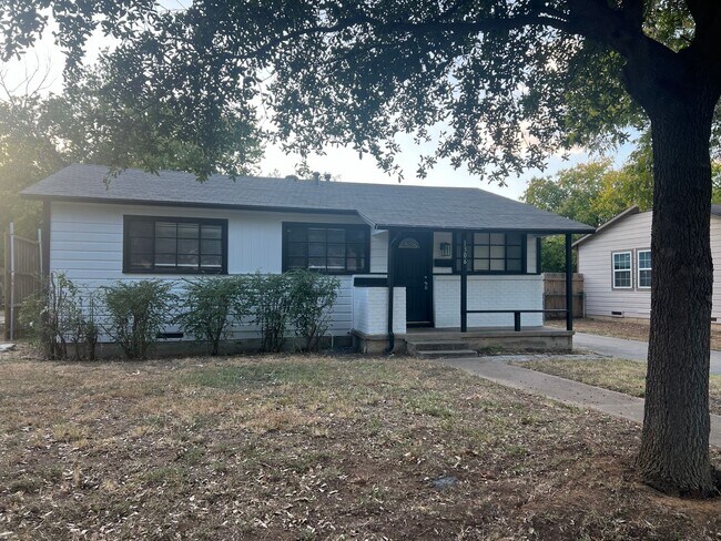 Building Photo - UTA proximity!