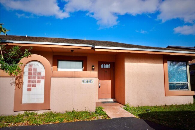 Foto del edificio - 5600 N Park Rd