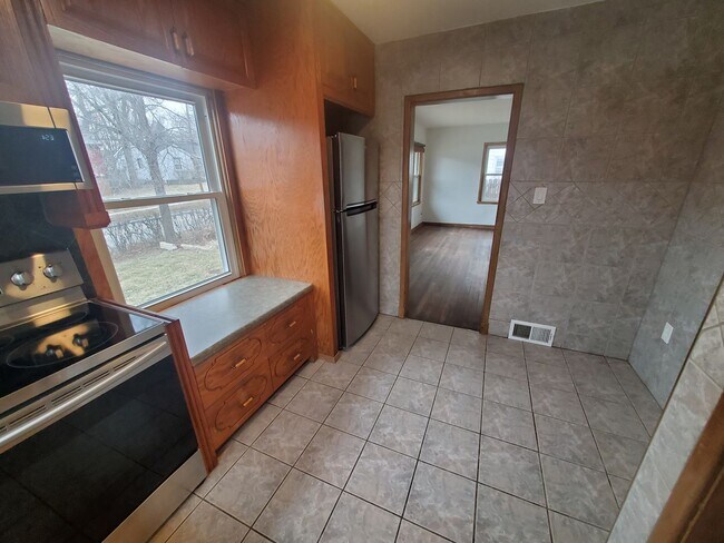 Building Photo - 2 Bedroom, 1 Bathroom home with detached g...