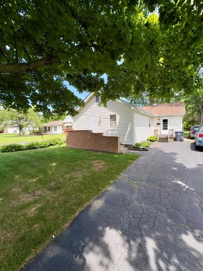 Building Photo - 526 Collingwood Ave