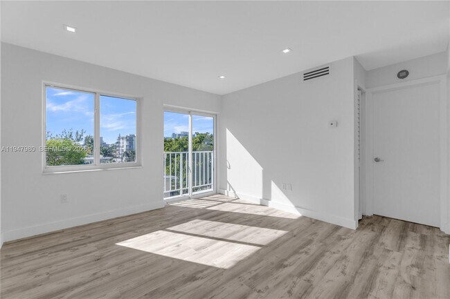 Foto del edificio - 7925 Carlyle Ave