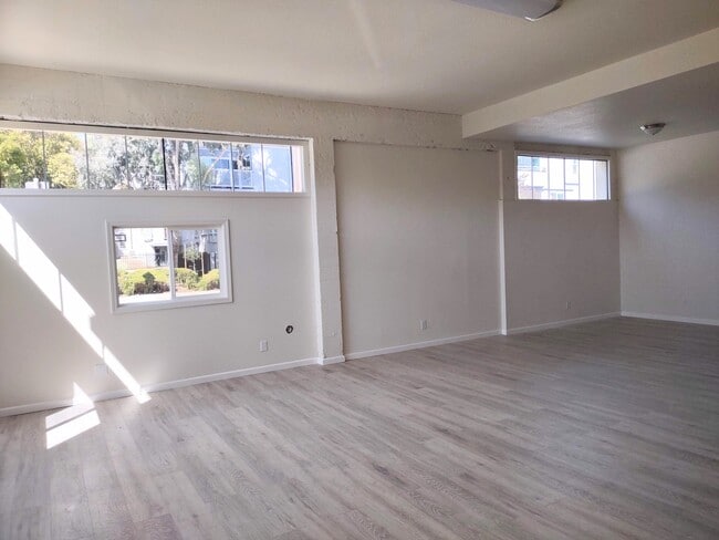 Den looking into dining area off kitchen - 401 Green St