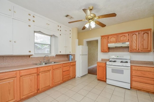 Building Photo - 1123 Louise St