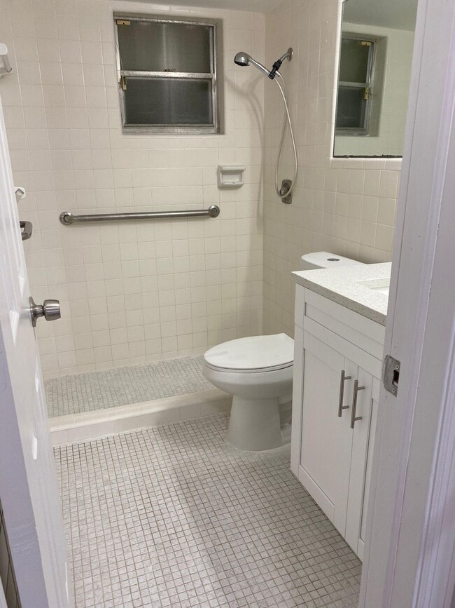 Building Photo - 823 S Lake Dr