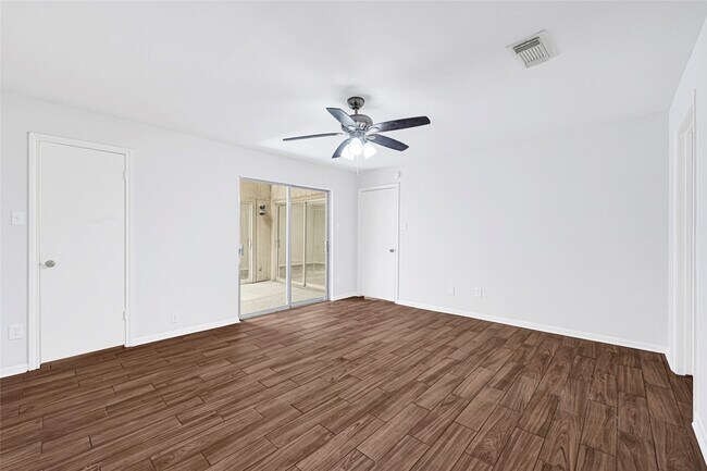 Building Photo - 2803 Camelot Ln