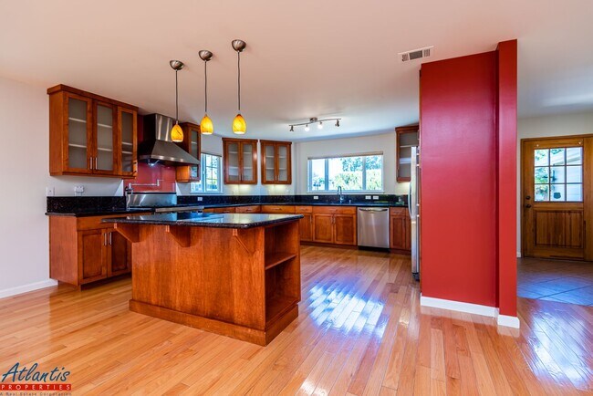 Building Photo - Gorgeous Home | Hardwood Flooring | A/C | Prime Location