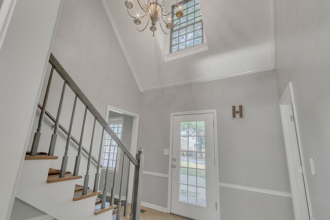 Building Photo - Colonial Beauty for Rent