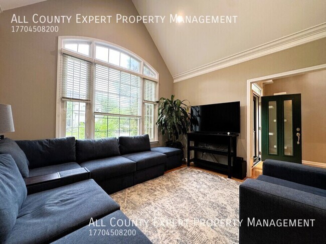 Building Photo - 2046 Beaumont Ln