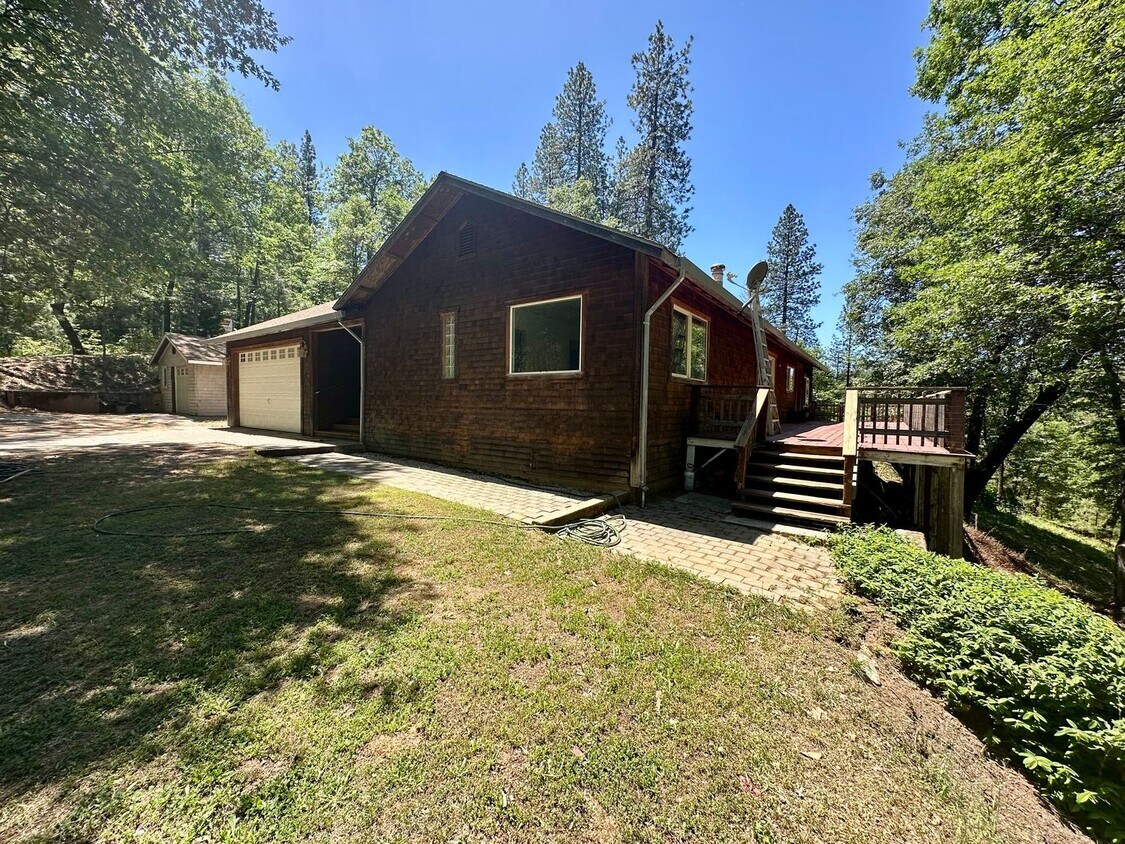 Foto principal - 4 Bedroom 2.5 Bathroom Home on 2 Acres Clo...