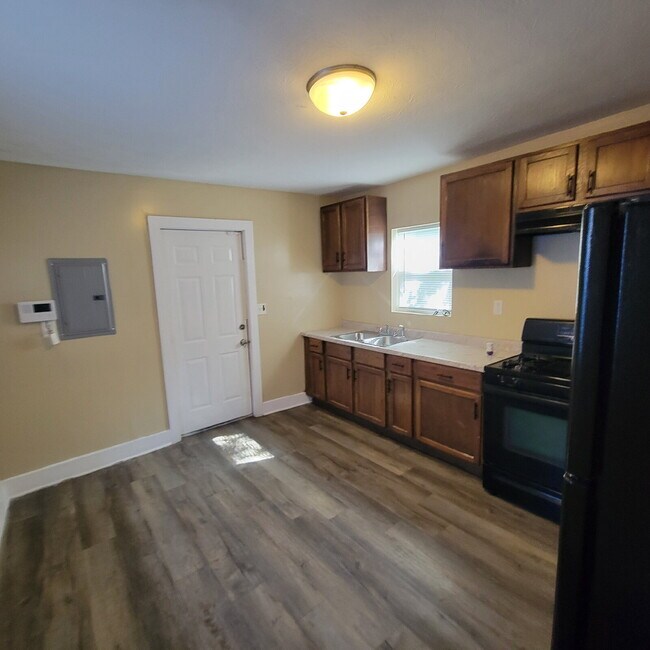 Building Photo - Must See! / 3 Bedrooms 2 Full Baths