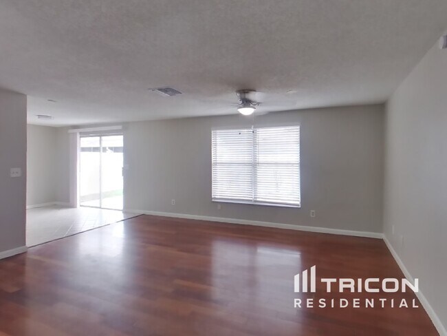 Foto del edificio - 3311 Russett Dr
