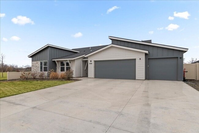 Building Photo - Single level 4bd/2ba/3 car garage Home in North Meridian