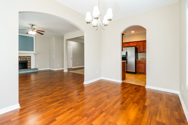 Building Photo - 6682 Silk Tree Pointe