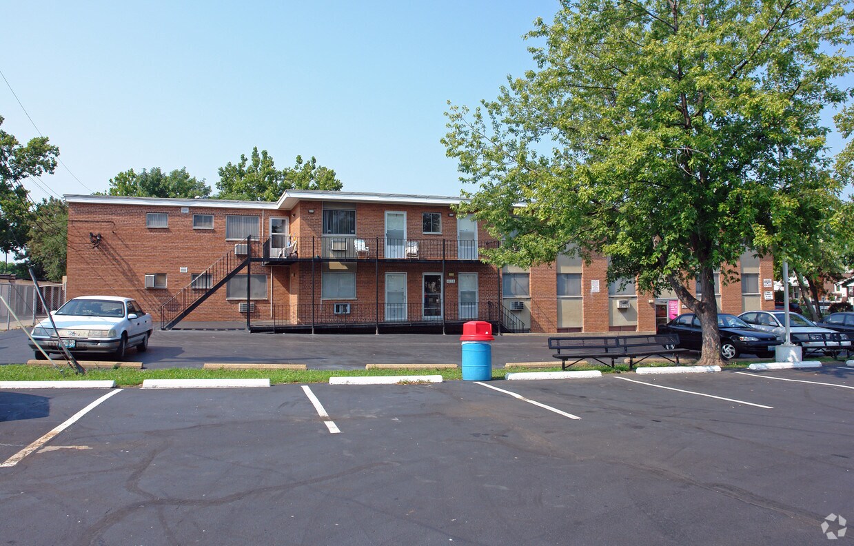 Primary Photo - 3555 Bingham Ave