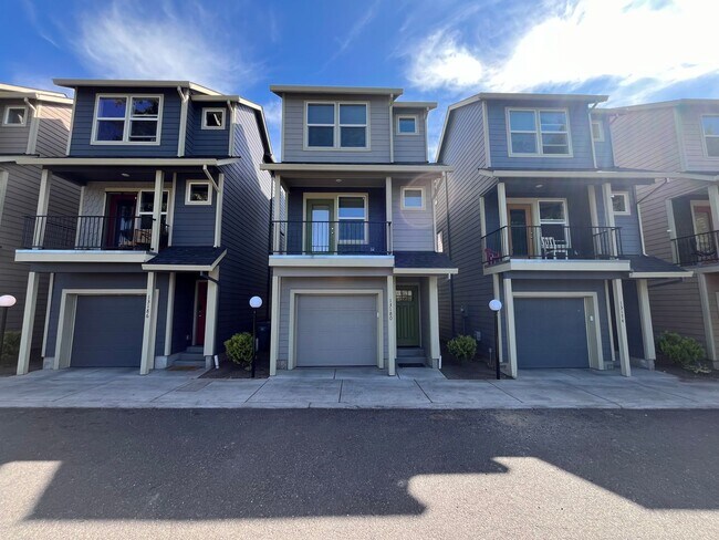 Foto del edificio - 3Bd/1.5Ba home in Hazelwood neighborhood! -3 stories, Garage and Shared Ensuite Bathroom!