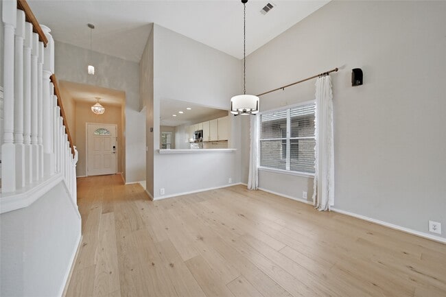 Building Photo - 5802 Spring Sunrise Dr