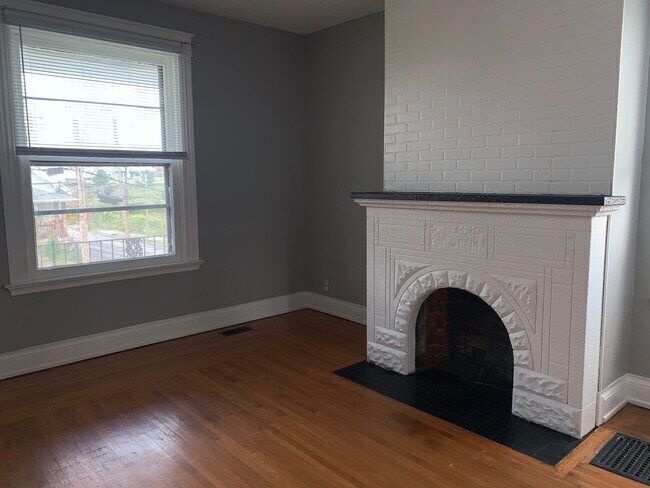 Foto del edificio - Norwood Duplex W/ Driveway Parking