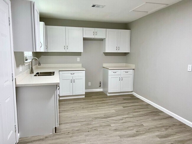 Foto del edificio - Newly Renovate 4 bedroom 2 bath Home in Li...