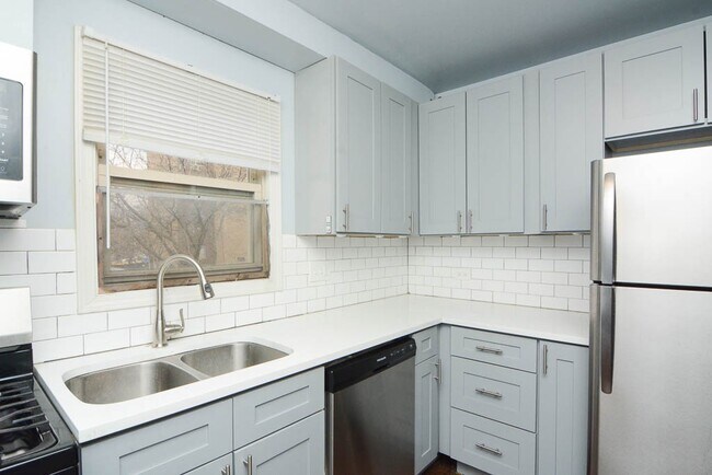 Foto del edificio - 7319 N Rogers Ave
