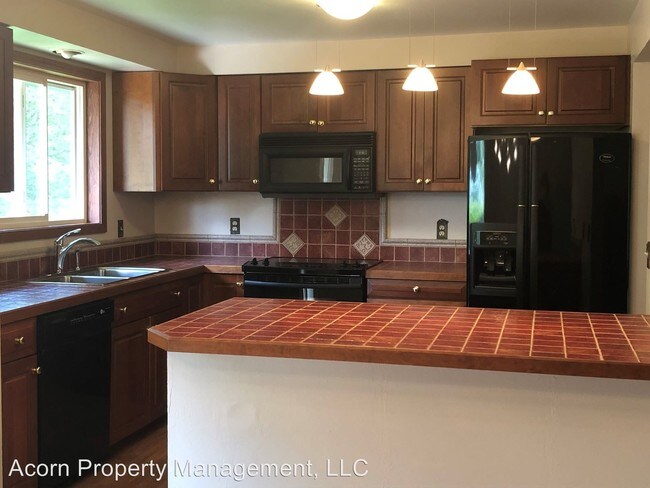Building Photo - 4 br, 3 bath House - 446 NW Yonia Ct.
