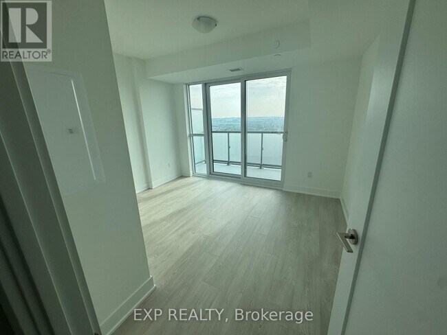 Photo du bâtiment - 2545 Simcoe St N