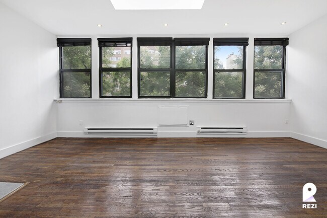 Foto del edificio - 348 W 21st St