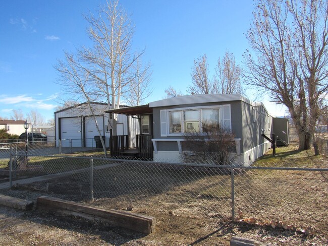 Foto del edificio - Updated Older Mobile Home w/ Quonset Garag...