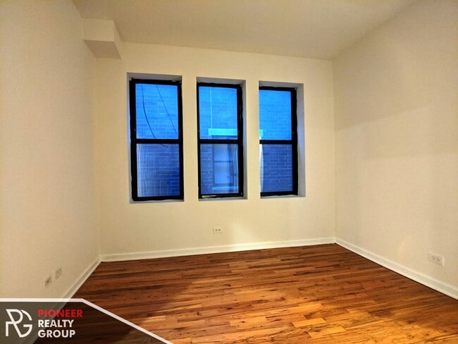 Building Photo - 927 W Dakin St