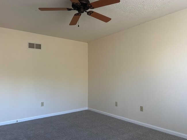 Building Photo - 892 N Waterford Ln