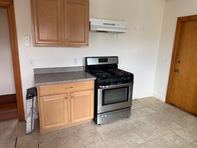 Foto del edificio - Spacious 3 Bedroom, 1 bath in prime Quincy location!