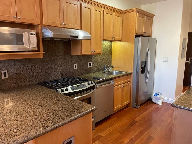 Stainless steel appliances, gas range, newer refrigerator and dishwasher - 2577 Bryant St