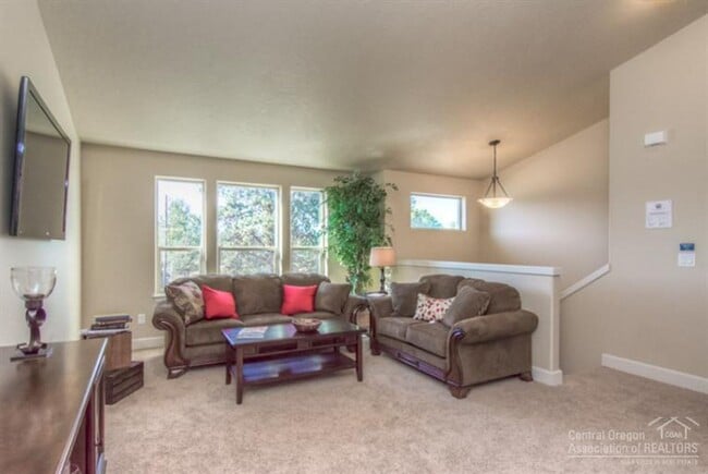 Building Photo - Spacious 4 Bed/3 Bath Single Family Home i...