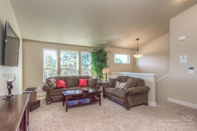 Foto del edificio - Spacious 4 Bed/3 Bath Single Family Home i...