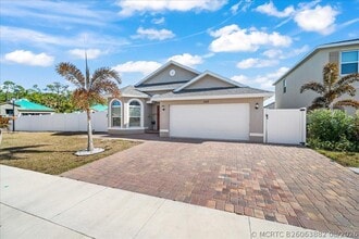 Building Photo - 340 Palm Breezes Dr