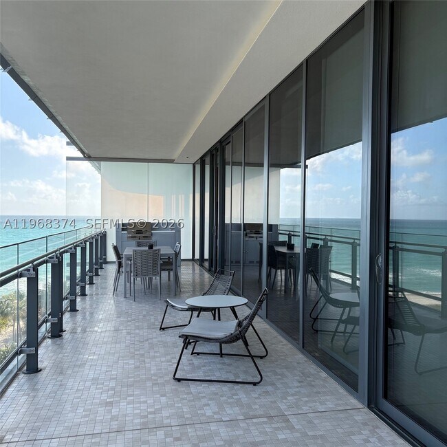 Foto del edificio - 8701 Collins Ave