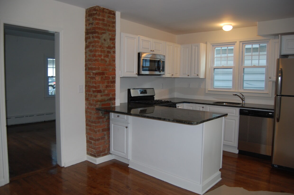 Primary Photo - 146 N Water St