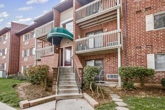 Building Photo - 920 N Lakeside Dr