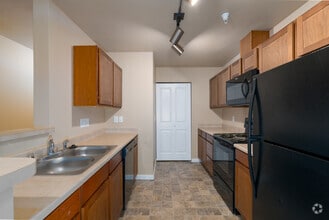 3BR, 2BA - 1265SF - kitchen - Basalt Ridge Apartments