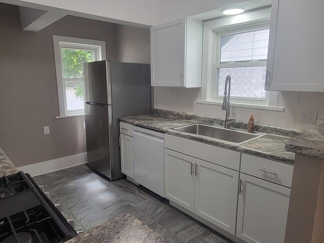 Building Photo - Modern Living 2/1 Newly Remodeled Peoria H...