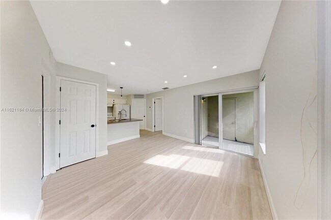 Foto del edificio - 17325 NW 67th Ct